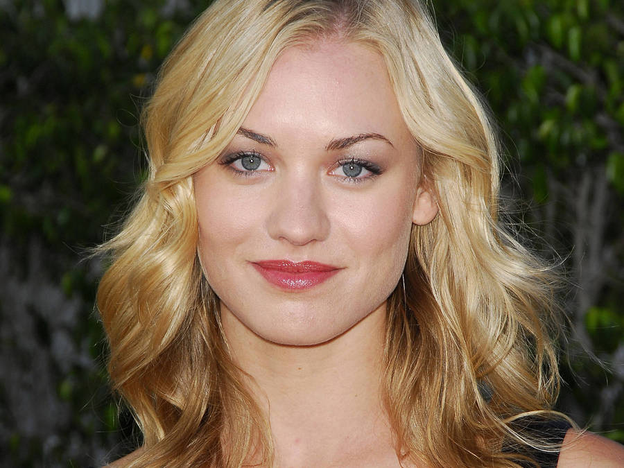 Yvonne Strahovski Smiling Wallpaper