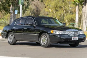 2001 Town Lincoln Car In Parking Lot Wallpaper