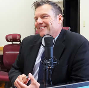 A Modern Lawyer In The Courtroom Wallpaper