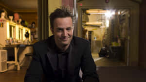 A Portrait Of Actor Matthew Perry Wallpaper