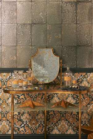 A Unique Antique Mirror Reflecting Elegance And Sophistication Wallpaper