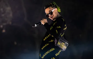 A Woman With Green Hair And A Microphone Wallpaper