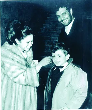 Actor Omar Wife And Son Wallpaper