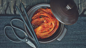 Aesthetic Black Bowl Of Kimchi Wallpaper