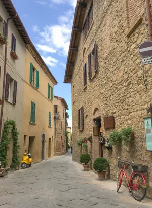 Aesthetic Italian Pienza Street Tuscany Wallpaper
