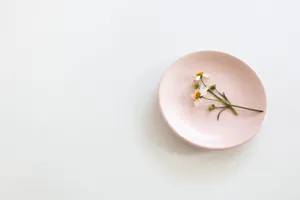 Aesthetic Pink Desktop Plate And Flowers Wallpaper
