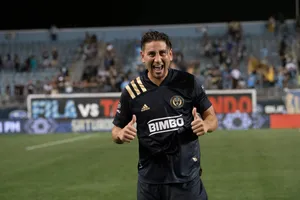 Alejandro Bedoya Giving A Thumbs-up Sign Wallpaper