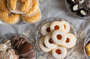 Algeria's Sweet Donut Table Wallpaper