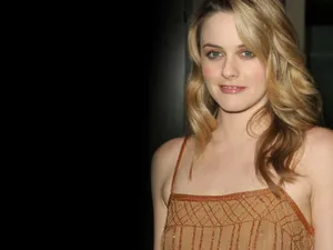 Alicia Silverstone Arrived At Genesis Award Wallpaper