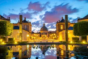 Amalienborg Palace At Night Wallpaper
