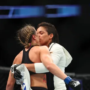 Amanda Nunes Kisses Nina Ansaroff Wallpaper