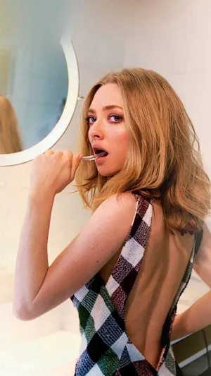 Amanda Seyfried Brushing Teeth Wallpaper