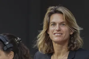 Amélie Mauresmo Watching Match Wallpaper