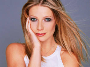 American Actress Gwyneth Paltrow Cheeks Pose Wallpaper
