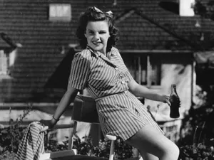 American Actress Judy Garland Vintage Aesthetic Wallpaper