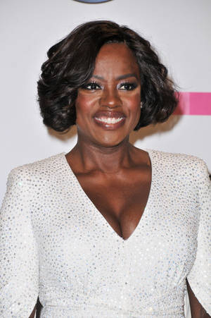 American Actress Viola Davis White Gown Wallpaper