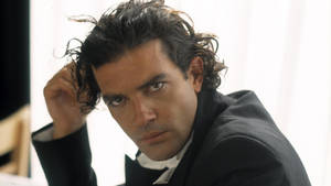 Antonio Banderas In A Scene From His Iconic Role In 'desperado'. Wallpaper