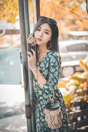 Asian Women Wearing Sunglasses Wallpaper