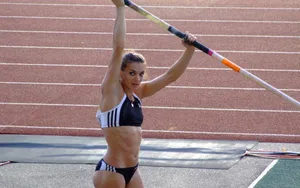 Athletic Pole Vaulter Yelena Isinbayeva Wallpaper