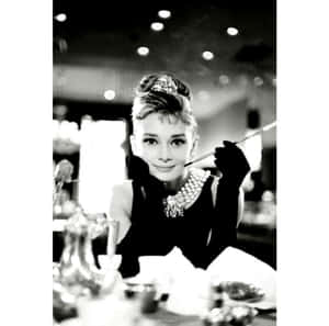Audrey Hepburn As Holly Golightly In Breakfast At Tiffany's (1961) Wallpaper