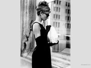 Audrey Hepburn As Holly Golightly In Breakfast At Tiffany's Wallpaper