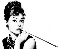 Audrey Hepburn As Holly Golightly In Breakfast At Tiffanys Wallpaper