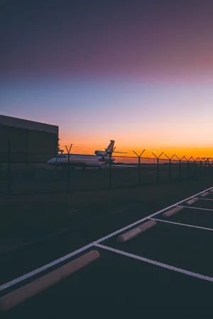 Avantage Of Airplane Travel - Airport Ramp Wallpaper