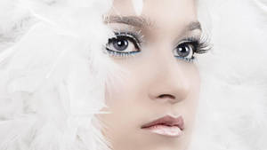 Beautiful Face Fluffy Feathers Wallpaper