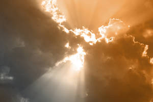 Beautiful Sun Rays On Funeral Clouds Wallpaper