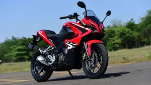 Beauty Shot Pulsar Rs200 Wallpaper