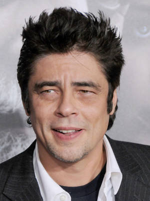 Benicio Del Toro The Wolfman Hollywood Premiere Wallpaper