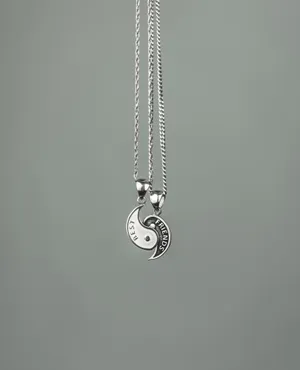 Best Friends' Heart Pendant Necklace Wallpaper