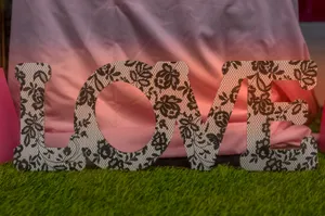 Black And White Floral Print Round Ornament Wallpaper