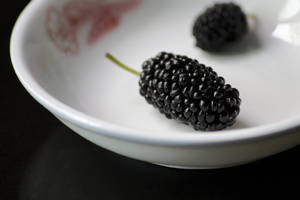 Black Mulberry Fruit On Plate Wallpaper