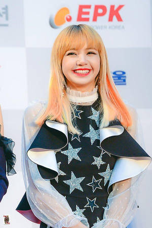 Blonde Blackpink Lisa Grinning Wallpaper