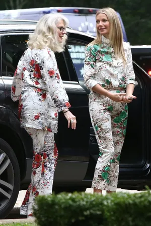 Blythe Danner Effortlessly Dressed In A Matching Outfit Wallpaper