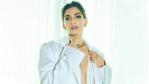 Bollywood Diva Sonam Kapoor Wallpaper