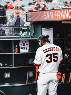 Brandon Crawford Preparing For A Match Wallpaper