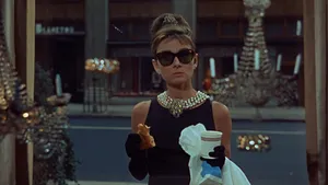 Breakfast At Tiffany's Holding Food Wallpaper