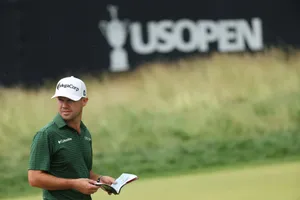 Brian Harman Holding Booklet Wallpaper