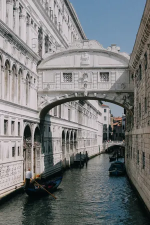 Bridge Of Sighs Side View River Wallpaper