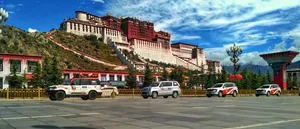 Bright Sky In Potala Palace In Lhasa Wallpaper