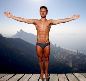 British Olympian Tom Daley Perfect Dive Wallpaper