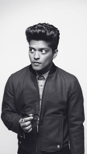 Bruno Mars Perfectly Poses For A Chic Portrait Wallpaper