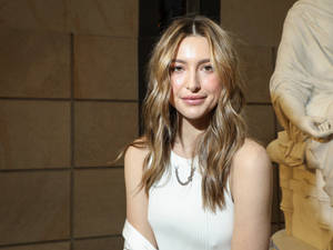 Caption: Captivating Portrait Of American Model Eve Jobs. Wallpaper