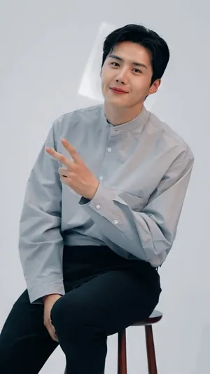 Caption: Charismatic Close-up Shot Of Actor Kim Seon Ho Wallpaper