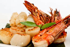 Caption: Delicious Scallops And Shrimp Platter Wallpaper