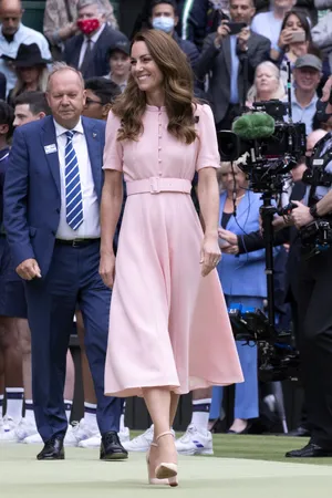 Caption: Elegant Kate Middleton Dressed In Pastel Pink Wallpaper