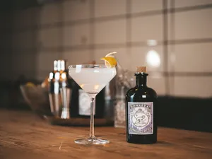 Caption: Exquisite Botanical Monkey 47 Gin Dry Cocktail Wallpaper