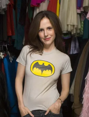 Caption: Mary Louise Parker In A Chic Black Outfit Wallpaper